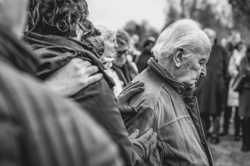 familie steunt weduwnaar